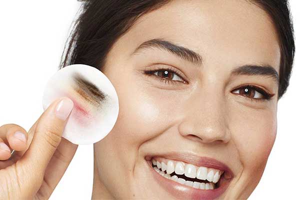 پاک کردن پوست با میسلار واتر