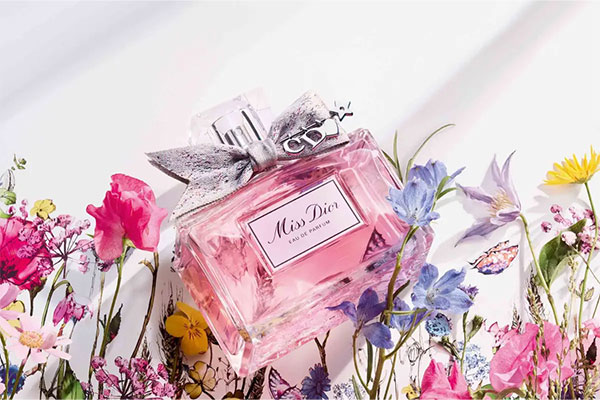 راهنمای خرید عطر و ادکلن گلی و میوه ای