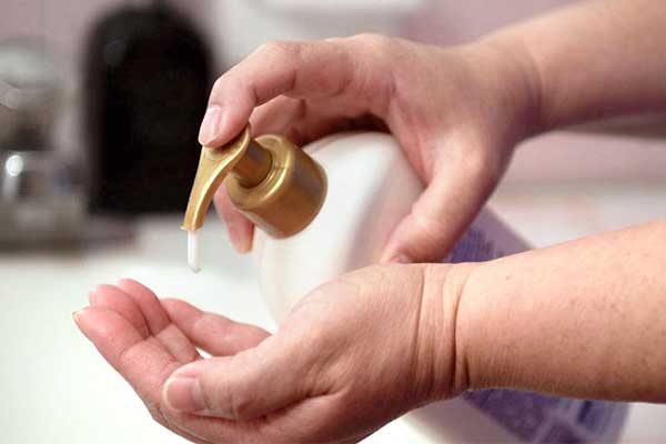 استفاده از لوسیون و کرم مرطوب کننده