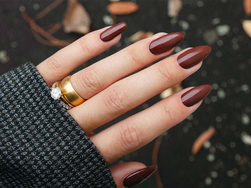 رنگ زرشکی برای ناخن پاییزی